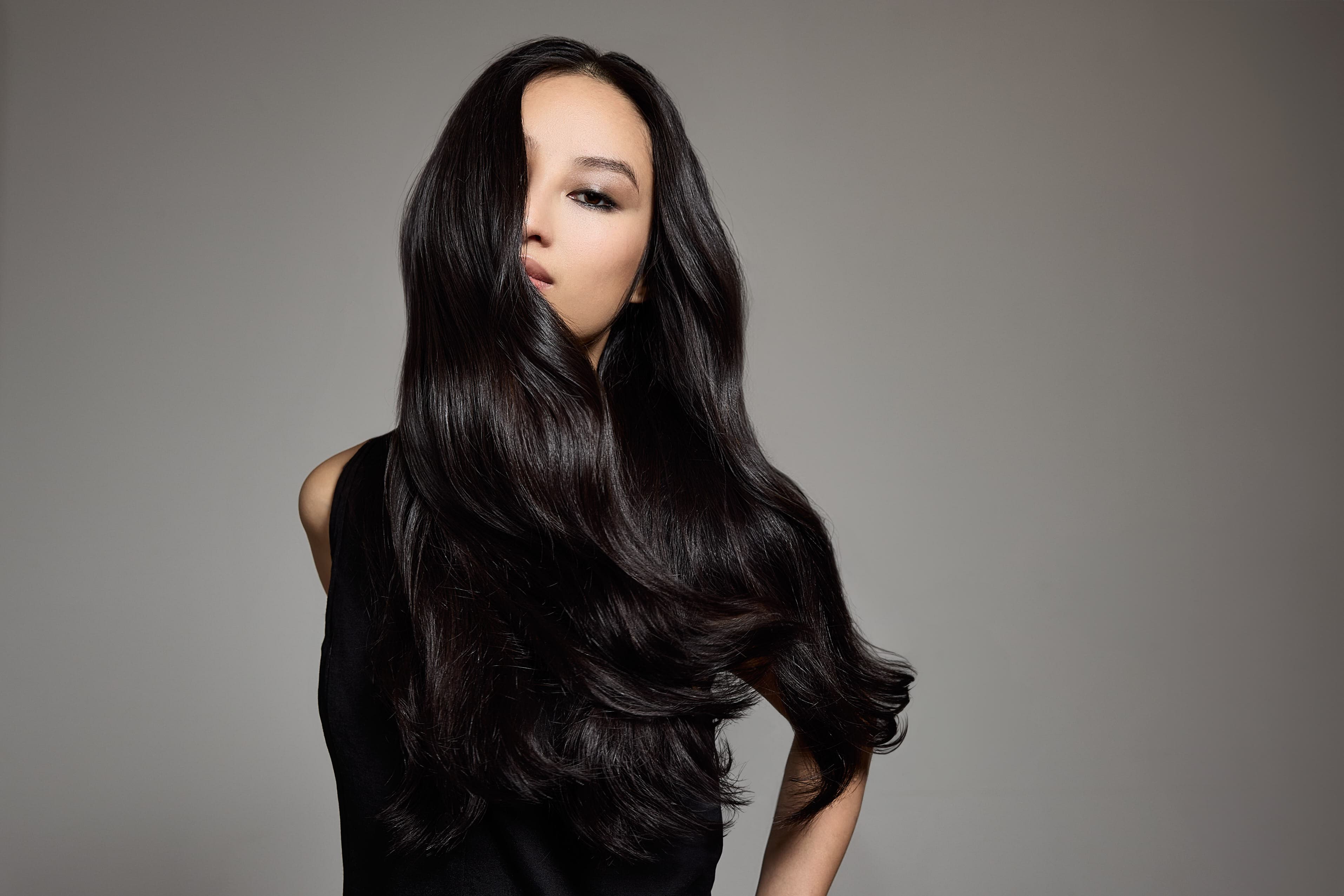 Lana, extensions tapes Hair Luxury — cheveux noirs wavy en mouvement