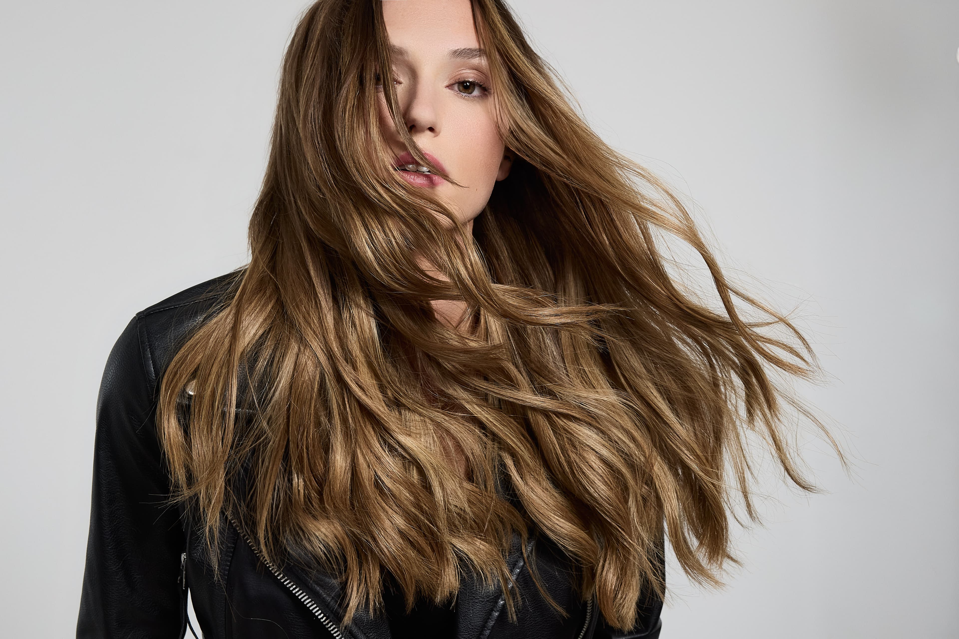 Weft extensions — Gwen, brown hair in movement